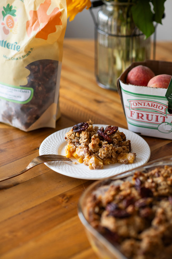 Crumble aux pêches avec farine d'amandes et pacanes